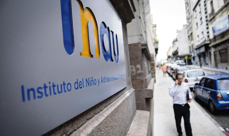 Una persona pasa por frente a la sede del INAU. Foto: Javier Calvelo / adhocFOTOS