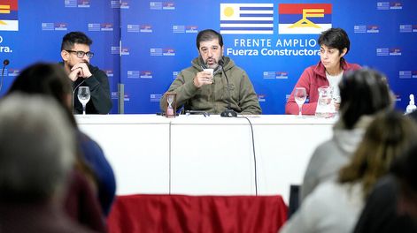 Fernando Pereira y Verónica Piñeiro, durante un plenario del Frente Amplio, en 2022. Foto: Javier Calvelo / adhocFOTOS