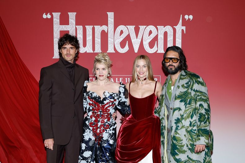 El actor australiano Jacob Elordi, la actriz y directora británica Emerald Fennel, la actriz australiana Margot Robbie y el actor británico Shazad Latif en el estreno de Cumbres Borrascosas en el cine parisino Gran Rex.