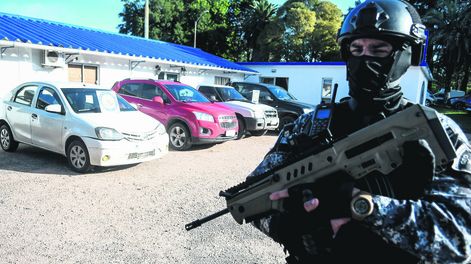 Policía durante el anuncio de una incautación en la sede de la Dirección General de Represión al Tráfico Ilícito de Drogas. Foto: Javier Calvelo / adhocFOTOS