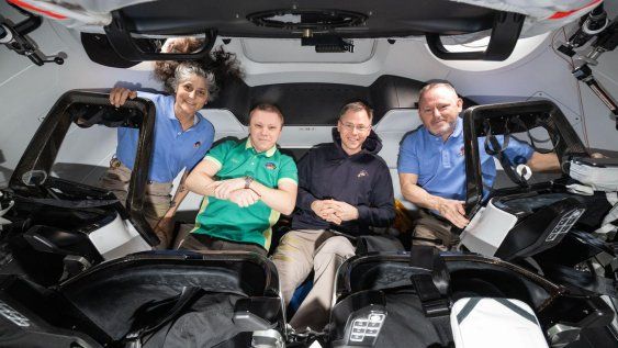 Los astronautas varados en la Estación Espacial abandonan la nave y vuelven a la Tierra. Los astronautas varados en la Estación Espacial abandonan la nave y vuelven a la Tierra.