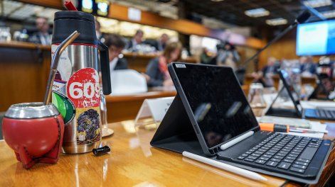 Tablets utilizadas durante la presentación del Presupuesto Nacional 2025-2029 ante la Comisión de Hacienda y Presupuesto.