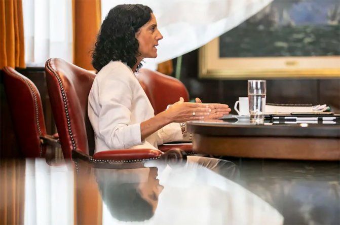 La ministra Azucena Arbeleche, en su despacho