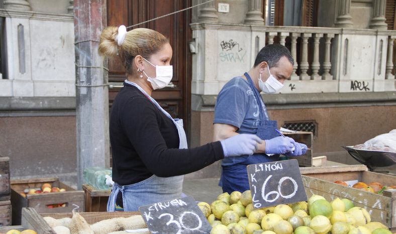 imagen de Siete de cada diez uruguayos dejaron de besar o dar la mano por el coronavirus