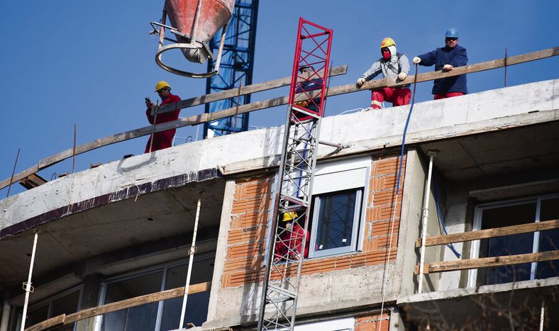 Trabajadores de la construcción haciendo tareas en altura. Foto: Santiago Mazzarovich / adhocFOTOS