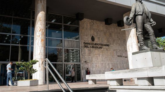 imagen de El BROU y el BHU superan en eficiencia a los bancos privados imagen de El BROU y el BHU superan en eficiencia a los bancos privados