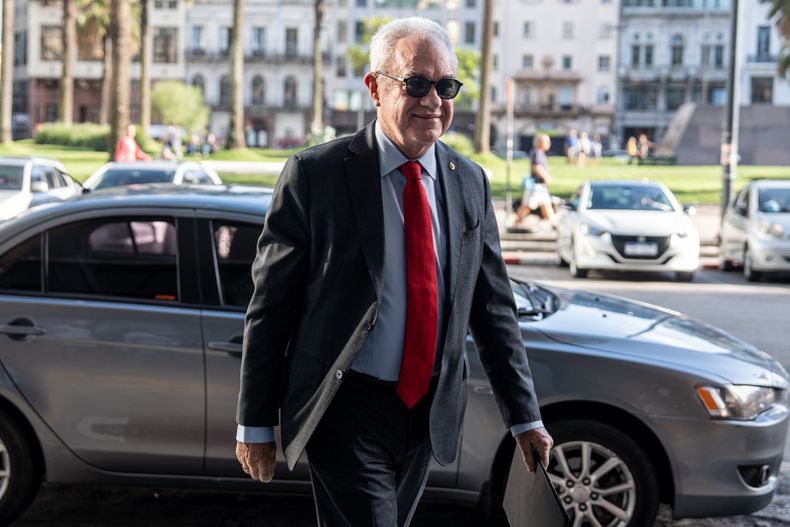 Mario Lubetkin llega a la Torre Ejecutiva en Montevideo.