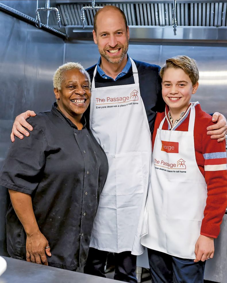 George, hijo mayor del príncipe William, ayudó a preparar el almuerzo en un comedor para personas sin hogar con la ayuda de la chef, Claudette Dawkins.