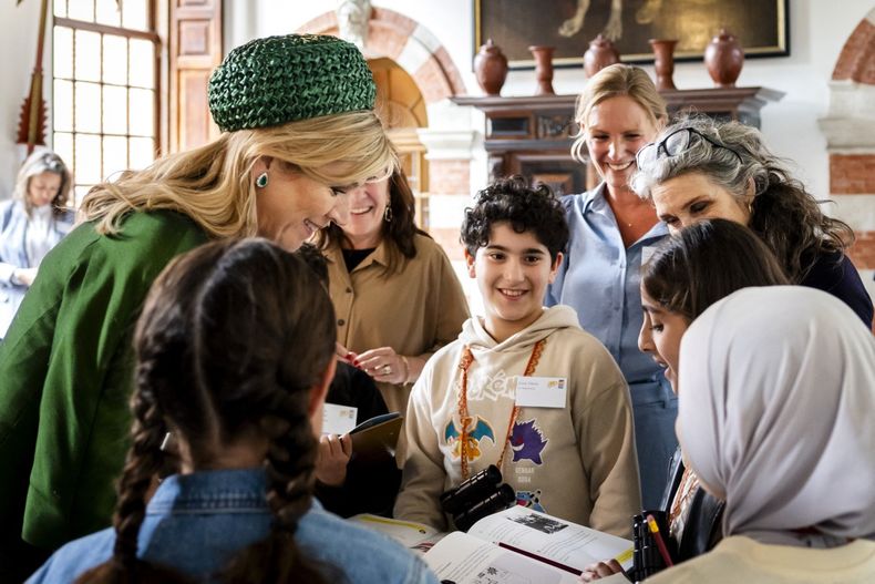 La reina de los Países Bajos participó de una jornada en el castillo de Duivenvoorde como presidenta honoraria de More Music in the Classroom, una organización que promueve la educación musical entre niños y adolescentes.