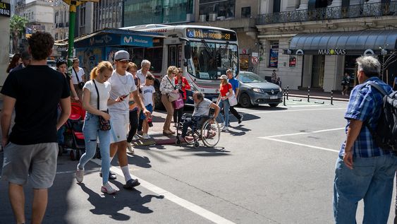 Vista de la avenida 18 de Julio de Montevideo. Vista de la avenida 18 de Julio de Montevideo.