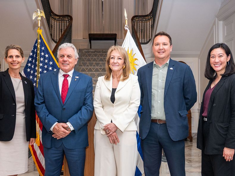 Consejera de Asuntos Comerciales de Estados Unidos Susan Hettleman, embajador de Estados&nbsp;Unidos Lou Rinaldi, vicepresidenta de la República Carolina Cosse, consejero de Asuntos Políticos y&nbsp;Económicos de la embajada James Michael Saxton-Ruiz y consejera de Prensa, Educación y Cultura&nbsp;Grace Chung.