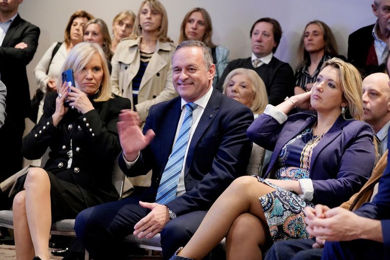 Beatriz Argimón, Álvaro Delgado y Valeria Ripoll durante el lanzamiento del movimiento “De Centro” del Partido Nacional en el hotel Hyatt en Montevideo