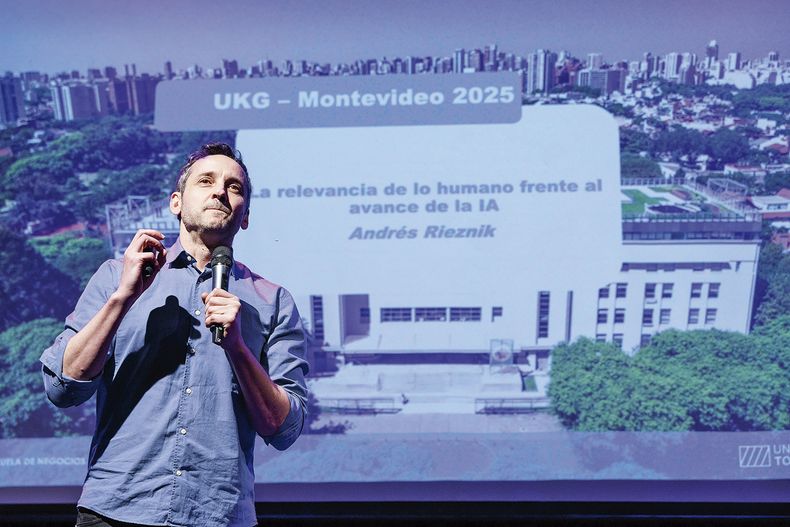 Andrés Rieznik durante la charla “La relevancia de lo humano frente al avance de la IA”,&nbsp;organizada por UKG&nbsp;