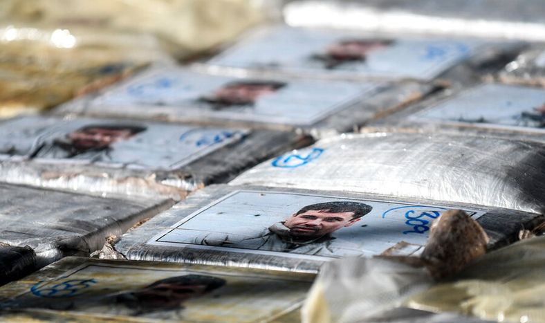 Ladrillos de cocaína incautados durante una operación policial de 2021 que golpeó a una organización narco que trabajaba en el puerto de Montevideo