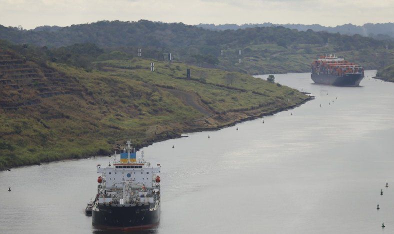 Fotografía que muestra buques transitando el Corte Culebra en el Canal de Panamá el jueves 23 de abril de 2026, en Ciudad de Panamá (Panamá).