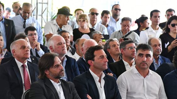 El presidente Luis Lacalle Pou, el CEO de Aeropuertos Uruguay, Diego Arrosa, y el intendente de Salto, Andrés Lima. Foto: MTOP El presidente Luis Lacalle Pou, el CEO de Aeropuertos Uruguay, Diego Arrosa, y el intendente de Salto, Andrés Lima. Foto: MTOP