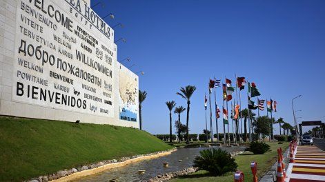 Las banderas de los países participantes en una cumbre de paz en Gaza, mediada por Estados Unidos, ondean en la ciudad turística egipcia de Sharm el-Sheij, en el Mar Rojo, el 12 de octubre de 2025.