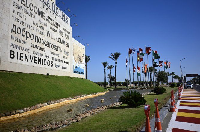 Las banderas de los países participantes en una cumbre de paz en Gaza, mediada por Estados Unidos, ondean en la ciudad turística egipcia de Sharm el-Sheij, en el Mar Rojo, el 12 de octubre de 2025.