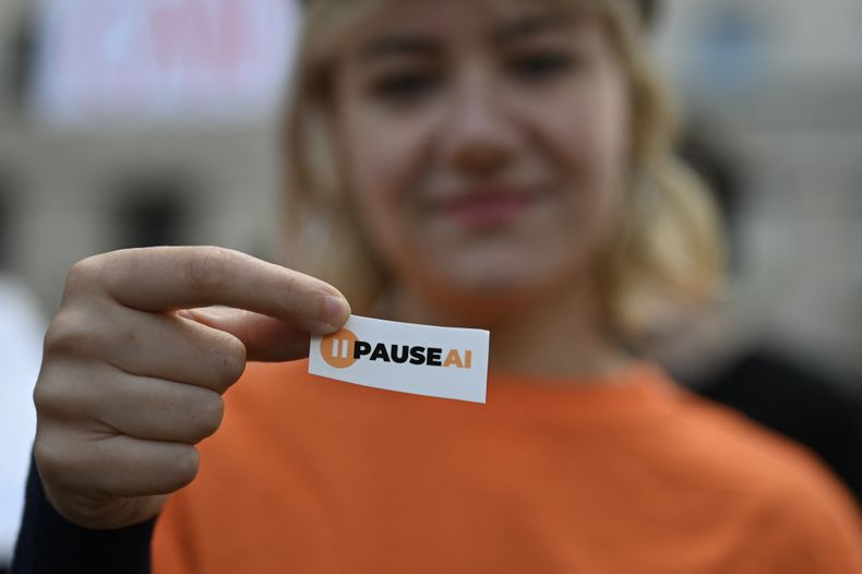 Activistas del grupo PauseAI UK, defensor de la seguridad en IA, realizan una “protesta de emergencia” frente a Downing Street en Londres, Reino Unido, el 16 de setiembre de 2026.&nbsp;