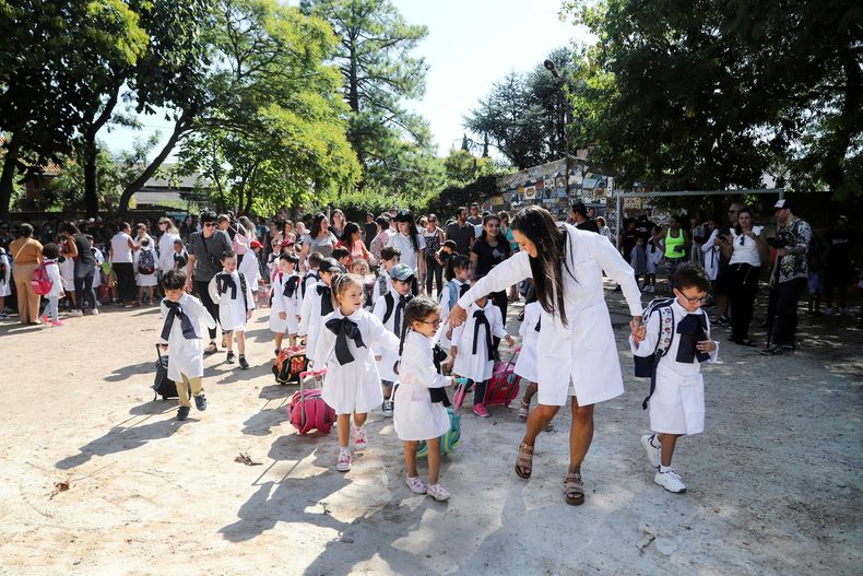 Maestra y alumnos de la Escuela Nº 130&nbsp;