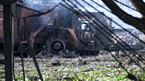 Vista de un camión destruido en la base aérea La Carlota en Caracas el 3 de enero de 2026.