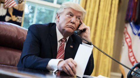 Donald Trump conversa por teléfono en el Salón Oval de la Casa Blanca