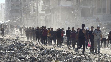 Miles de palestinos desplazados al sur de la Franja regresan este viernes a la asediada Ciudad de Gaza.