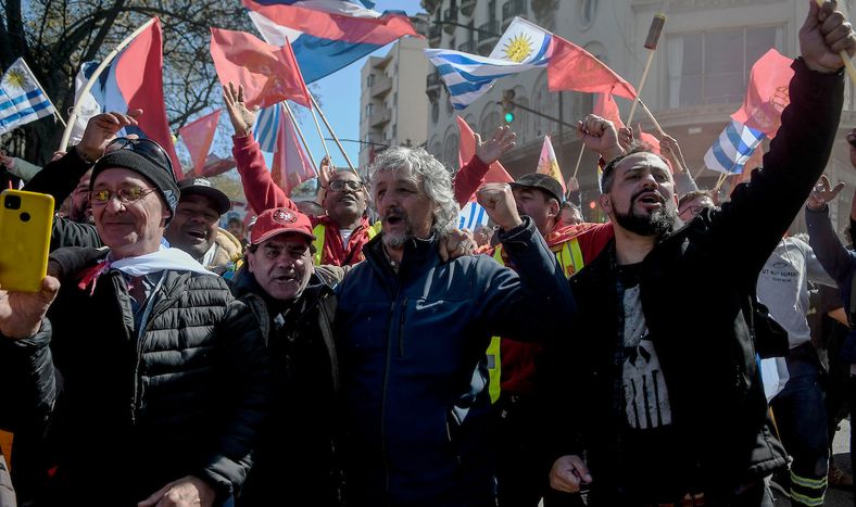Bruno Bertolio (a la derecha), expresidente del Fondo Social de Vivienda de Obreros de la Construcción, durante una movilización del Sunca en 2022.