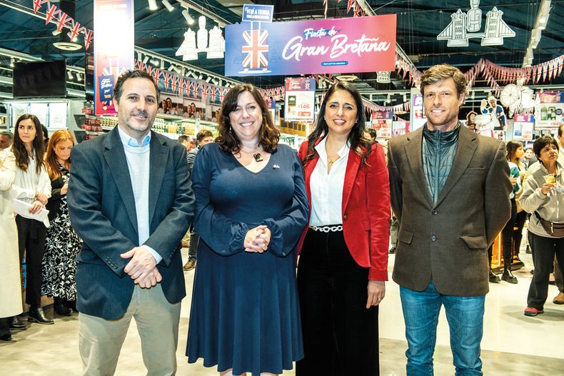 Director de Operaciones de Tienda Inglesa Santiago Barbeito, embajadora de Gran Bretaña Faye O’Connor, directora de Asuntos Legales de Tienda Inglesa Verónica Burgueño y director comercial de Tienda Inglesa Nicolás Mackinnon