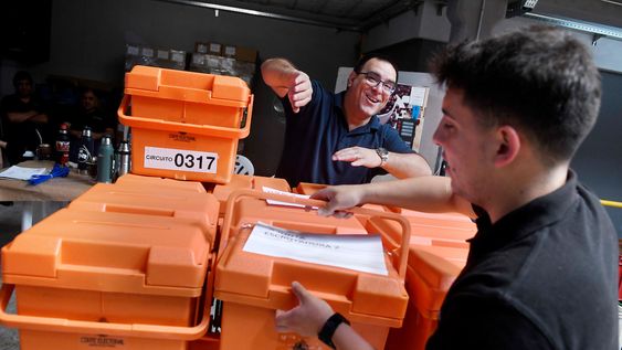 campanas de partidos del oficialismo y el frente amplio se disputan los indecisos campanas de partidos del oficialismo y el frente amplio se disputan los indecisos