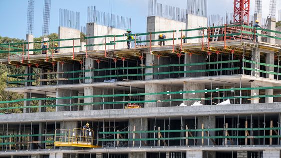 Una obra de construcción de viviendas en Ciudad de la Costa. Una obra de construcción de viviendas en Ciudad de la Costa.