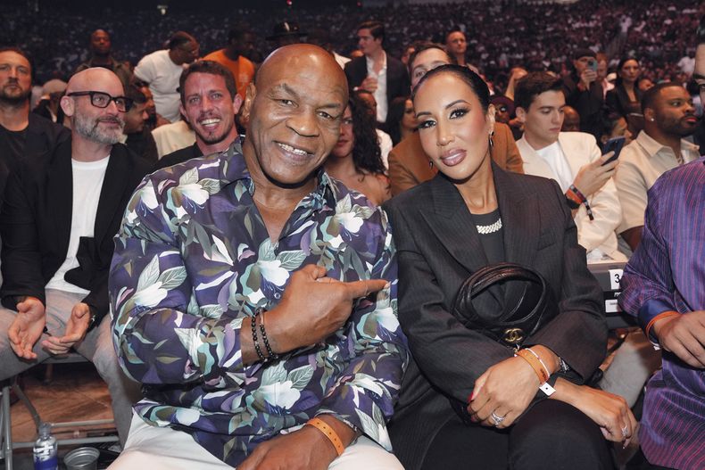 Mike Tyson asistió a la Pelea del Siglo en el Estadio Allegiant en Las Vegas, Nevada.
