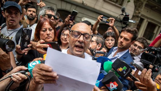 Manifestación del PIT-CNT frente a la embajada argentina. Foto: Mauricio Zina, adhocFOTOS Manifestación del PIT-CNT frente a la embajada argentina. Foto: Mauricio Zina, adhocFOTOS