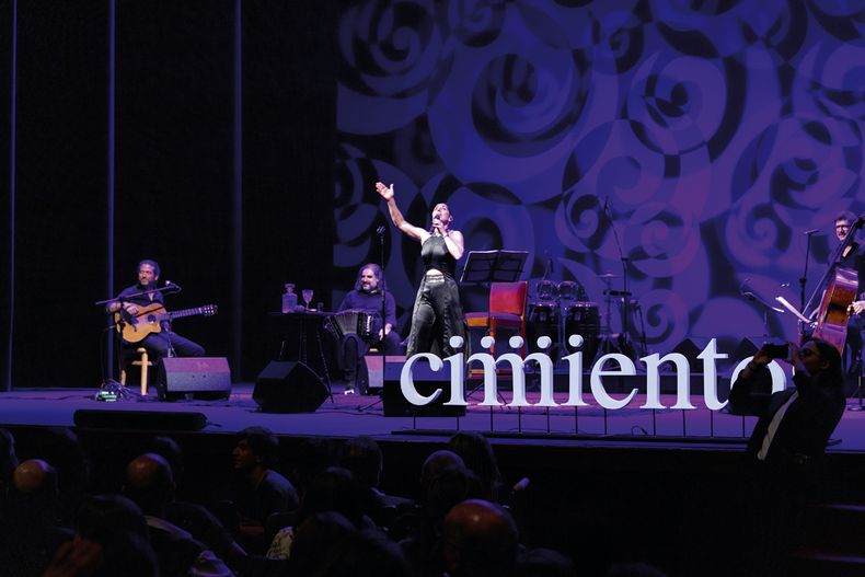 Francis Andreu presentó su último disco en el concierto a beneficio de Cimientos Uruguay
