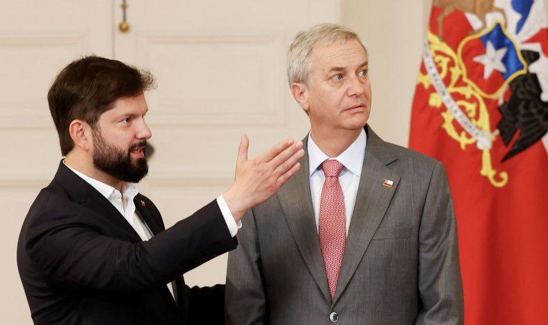 El presidente de Chile, Gabriel Boric (i), y el ultraderechista José Antonio Kast, vencedor de las elecciones presidenciales, se reúnen este lunes en el Palacio de la Moneda, en Santiago (Chile).