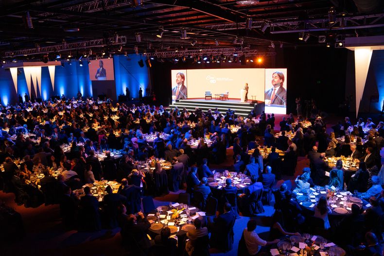 Lacalle Pou, durante su presidencia, disertando en una cena organizada por el CED