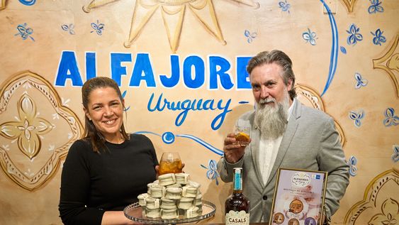 Fundadora de Alfajores del Uruguay Andréa Robaina con Nino Ausán, de Vinos del Mundo. Fundadora de Alfajores del Uruguay Andréa Robaina con Nino Ausán, de Vinos del Mundo.