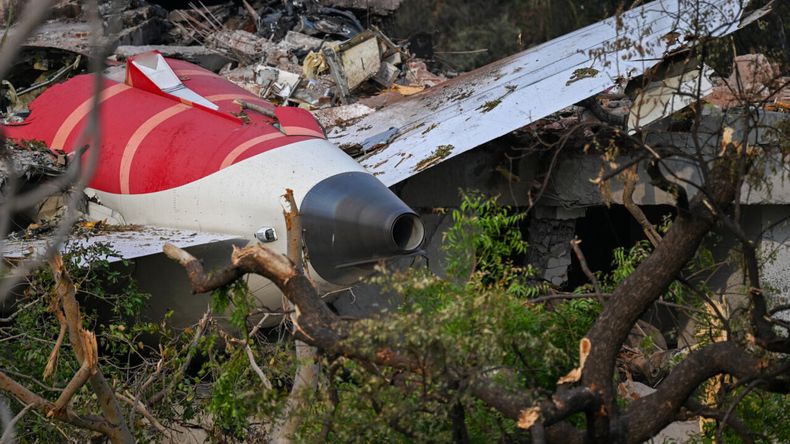 Restos de la sección de cola del Boeing 787-8 de Air India en una zona residencial cerca del aeropuerto de Ahmedabad el 14 de junio de 2025