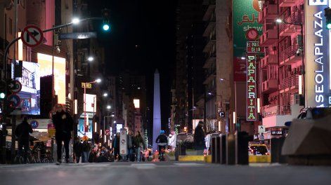 Vista del obelisco desde la calle Corrientes, en Buenos Aires.