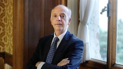 Javier García en su despacho del Senado del Palacio Legislativo, durante la entrevista con Búsqueda. Fotos: Javier Calvelo / adhocFOTOS