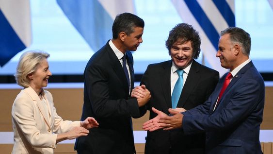 Ursula von der Leyen, Santiago Peña, Javier Milei y Yamandú Orsi se saludan al final de la ceremonia de firma del acuerdo comercial entre la Unión Europea y el Mercosur, el 17 de enero de 2026. Ursula von der Leyen, Santiago Peña, Javier Milei y Yamandú Orsi se saludan al final de la ceremonia de firma del acuerdo comercial entre la Unión Europea y el Mercosur, el 17 de enero de 2026.