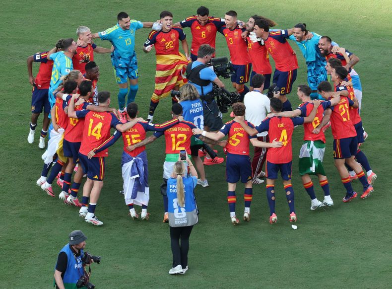 Jugadores de España celebran tras ganar la final de la Copa Mundial de la FIFA 2026 contra Argentina.