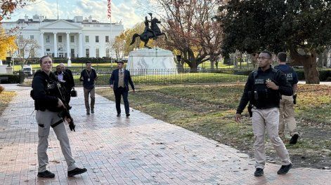 Integrantes del Servicio Secreto de los Estados Unidos custodian la entrada de la Casa Blanca este miércoles.