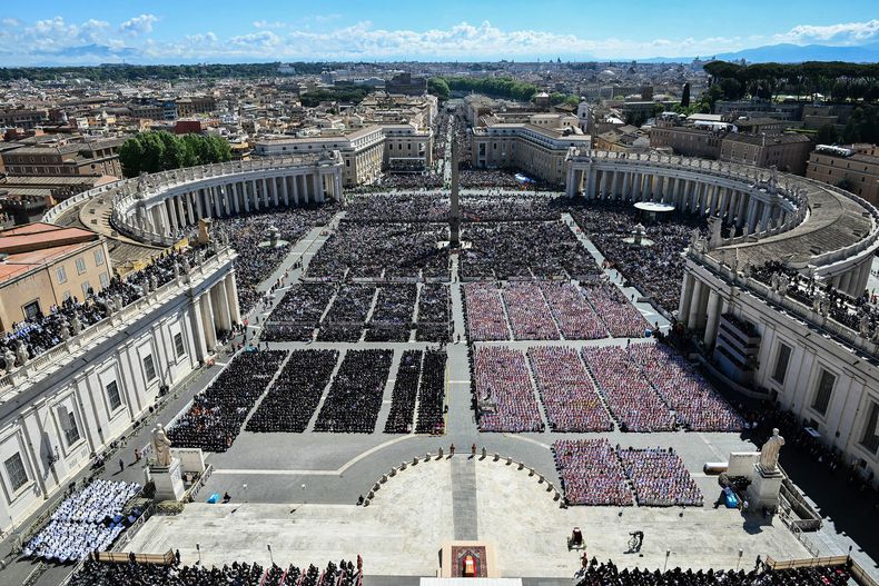 Una fotografía tomada desde la Basílica de San Pedro muestra una vista general del ataúd del difunto papa Francisco durante la ceremonia fúnebre en la Plaza de San Pedro, en el Vaticano, el 26 de abril