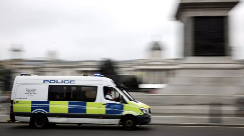 Una furgoneta de la Policía Metropolitana de Londres circula en Trafalgar Square el 2 de agosto de 2024.