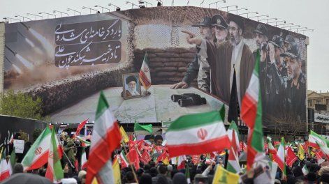 Iraníes ondean banderas nacionales durante una manifestación por el Día de Al Quds, que se hace cada año el último viernes de Ramadán -mes sagrado del Islam-, en Teherán.