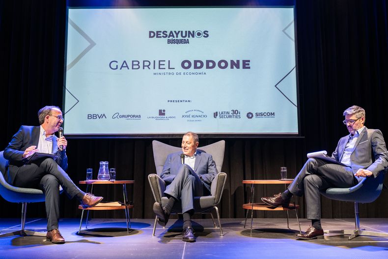 El ministro de Economía y Finanzas Gabriel Oddone con el director periodístico de Búsqueda Andrés Danza y el editor en Economía Ismael Grau