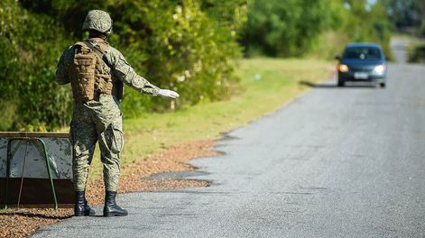 Los militares deberán enfocarse en detener autos de alquiler, taxis, remises, fletes, microbuses, camionetas y buses. Foto: Santiago Mazzarovich / adhocFOTOS
