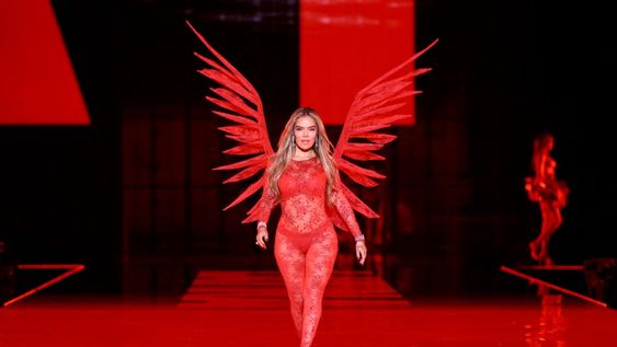 La colombiana Karol G llevó su potencia latina a la pasarela. La colombiana Karol G llevó su potencia latina a la pasarela.