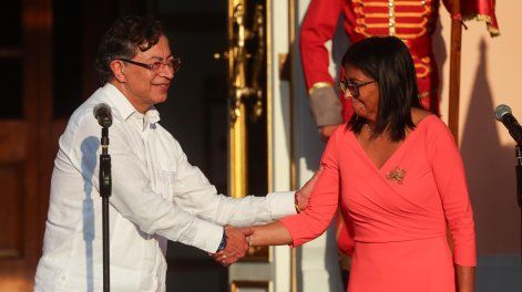 El presidente de Colombia, Gustavo Petro (i), saluda a la mandataria encargada de Venezuela, Delcy Rodríguez, al finalizar una reunión el viernes 24 de abril de 2026 en Caracas (Venezuela).